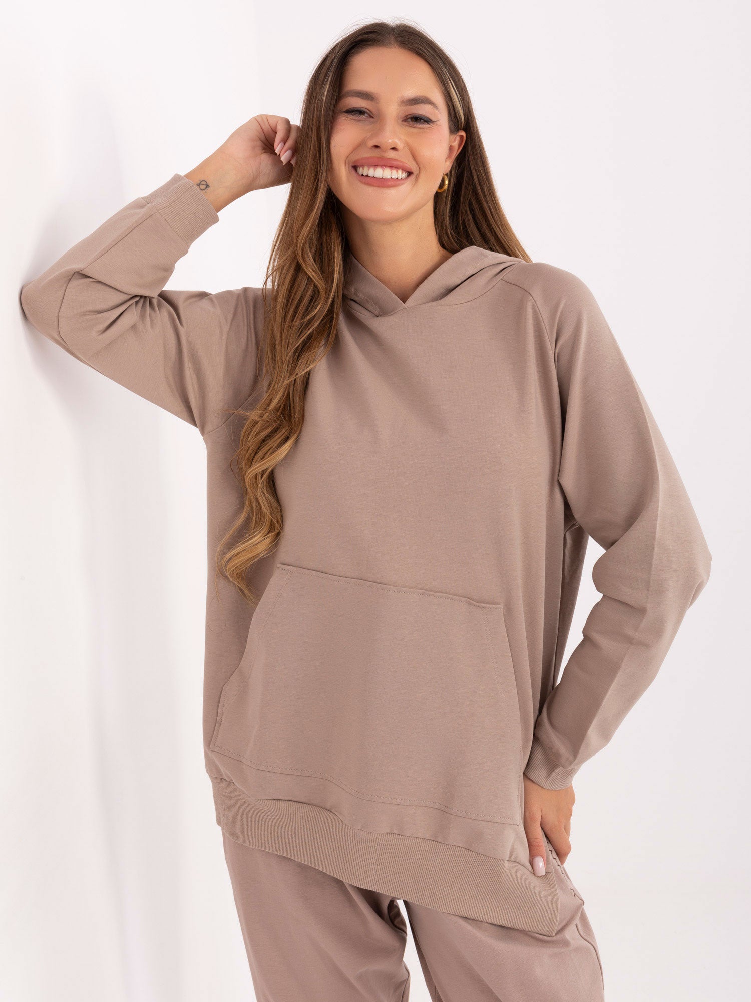 Ciemnobeżowa bluza basic o kroju oversize