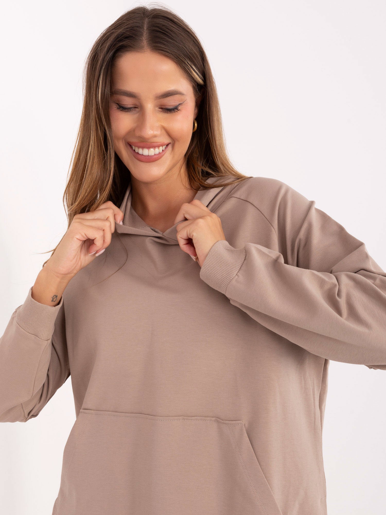 Ciemnobeżowa bluza basic o kroju oversize