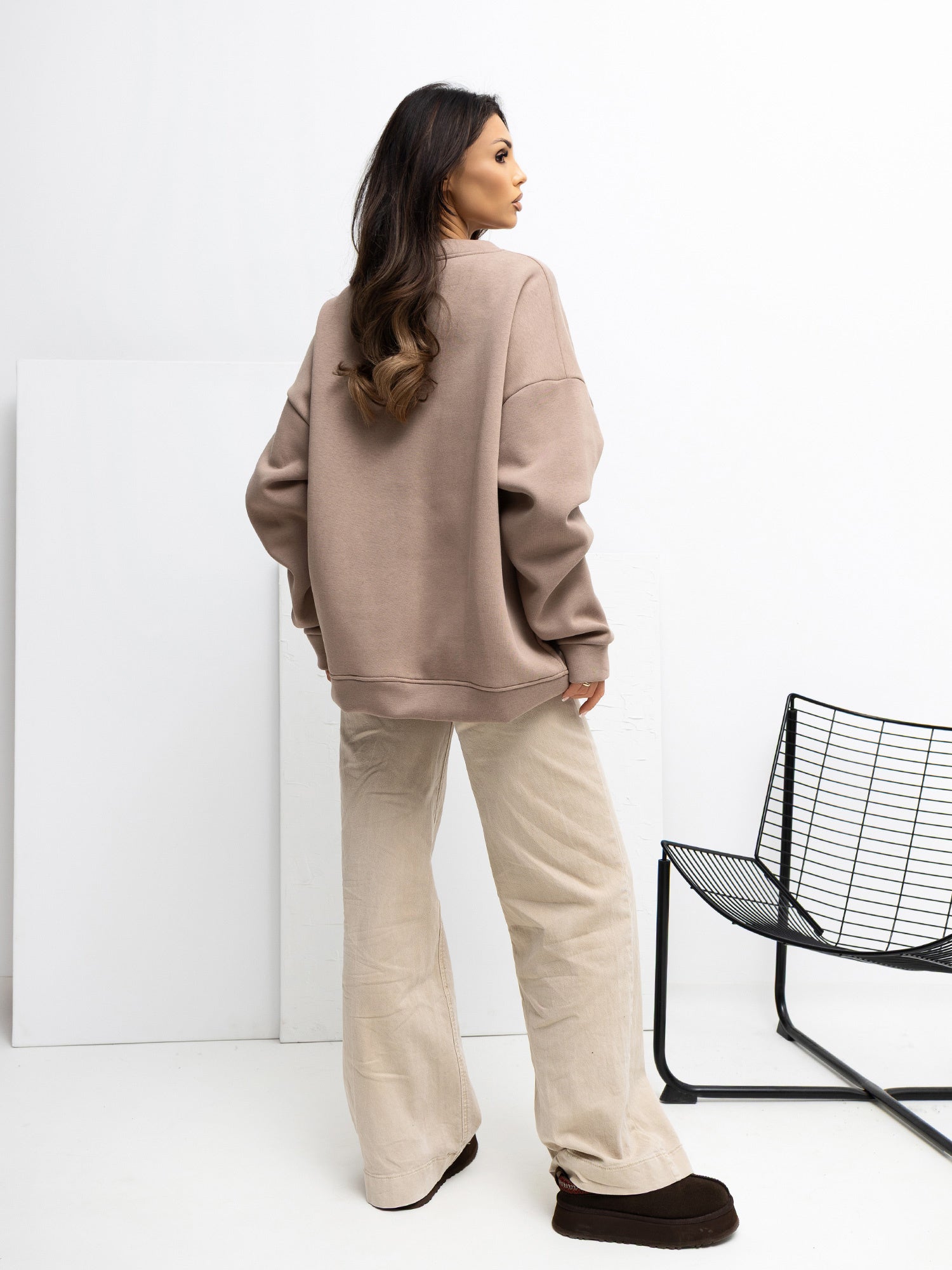RUE PARIS Ciemnobeżowa bluza basic z okrągłym dekoltem