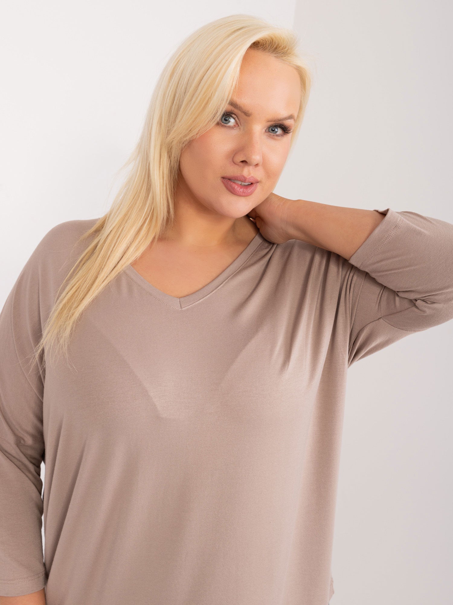 Ciemnobeżowa bluzka plus size z wiskozy