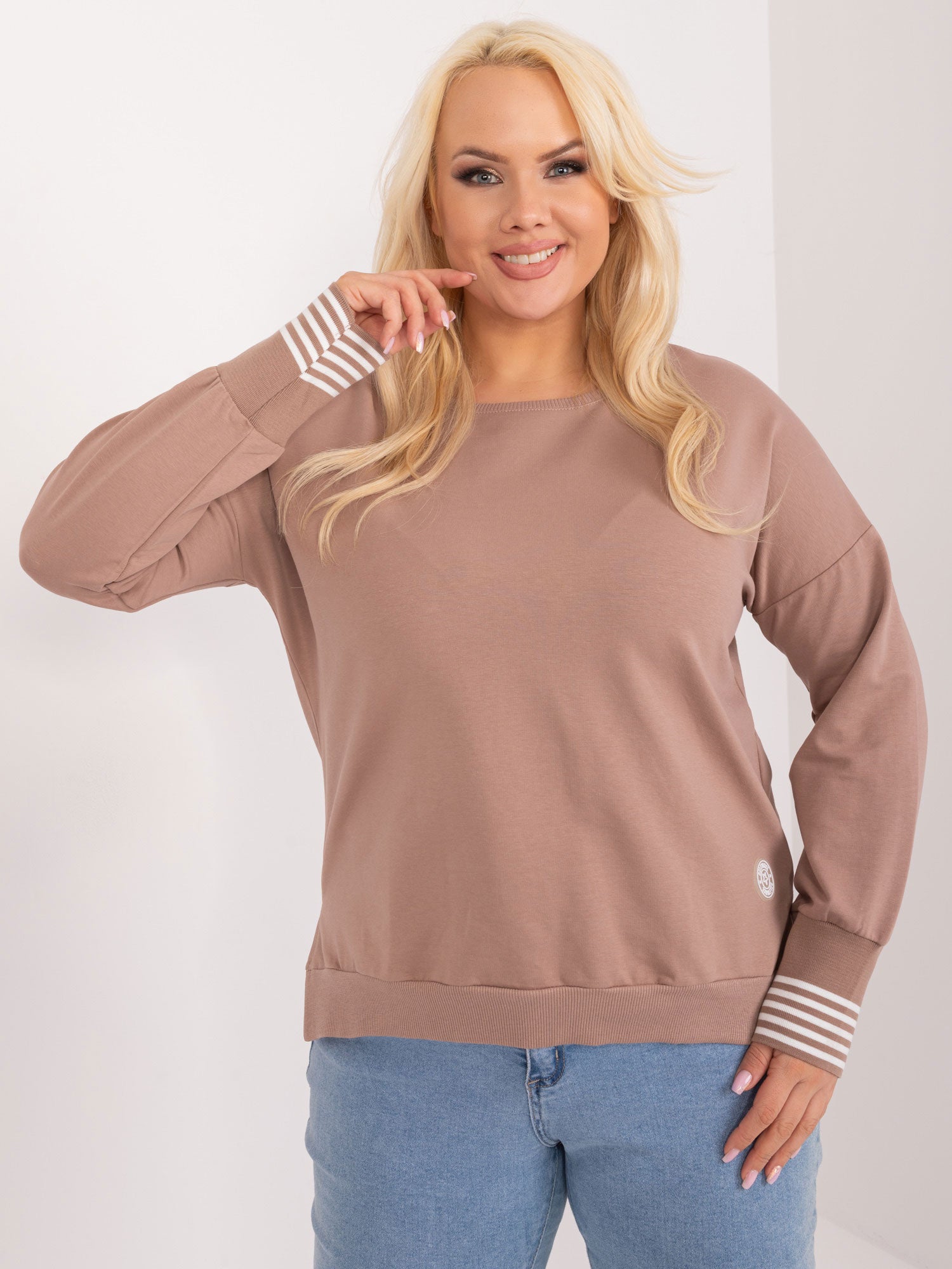 Ciemnobeżowa bluzka plus size z rozcięciami