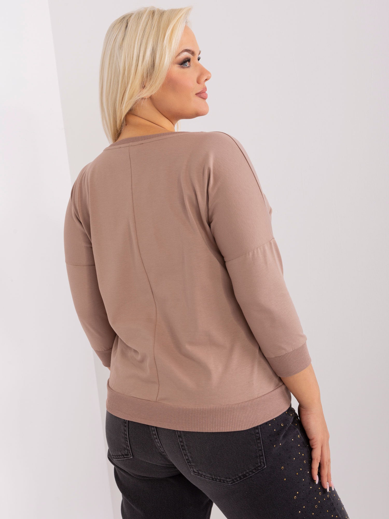 Ciemnobeżowa bluzka plus size z rękawem 3/4