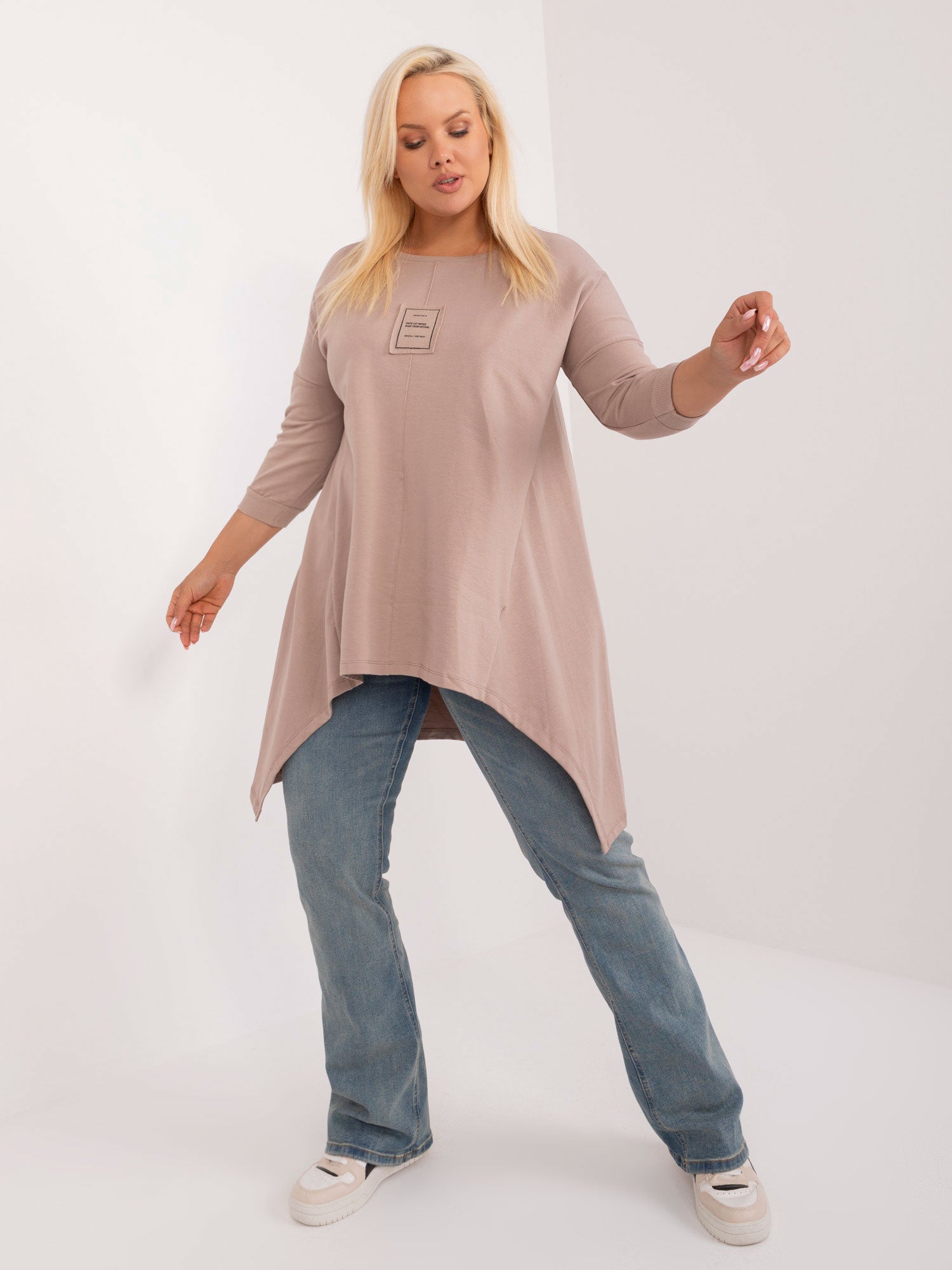 Ciemnobeżowa bluzka plus size z naszywką