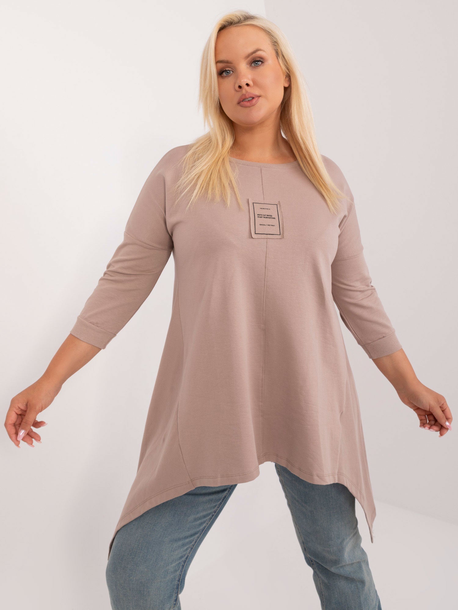 Ciemnobeżowa bluzka plus size z naszywką