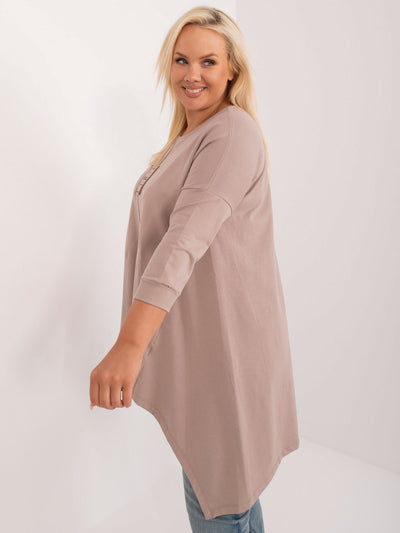 Ciemnobeżowa bluzka plus size z naszywką