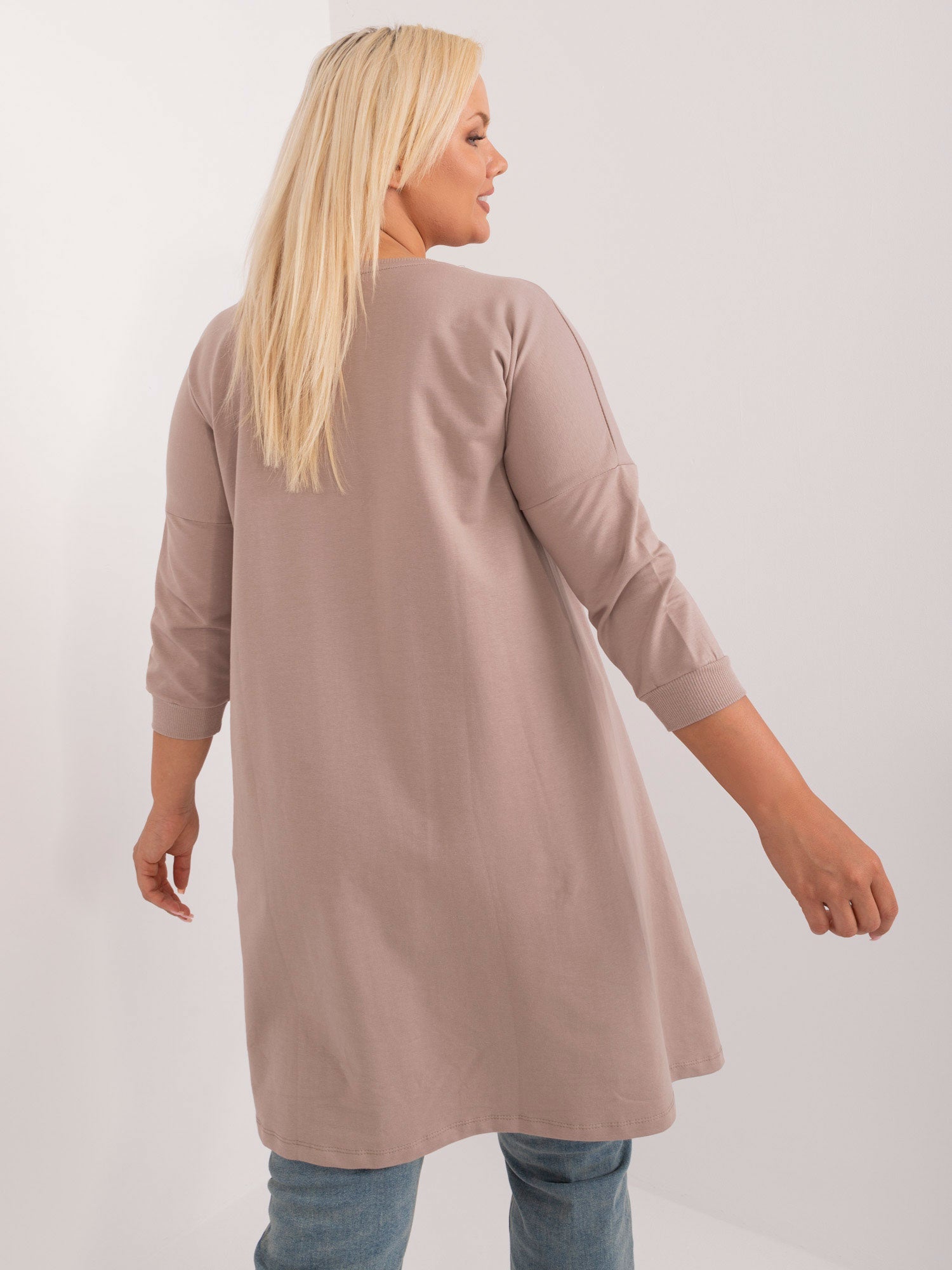 Ciemnobeżowa bluzka plus size z naszywką