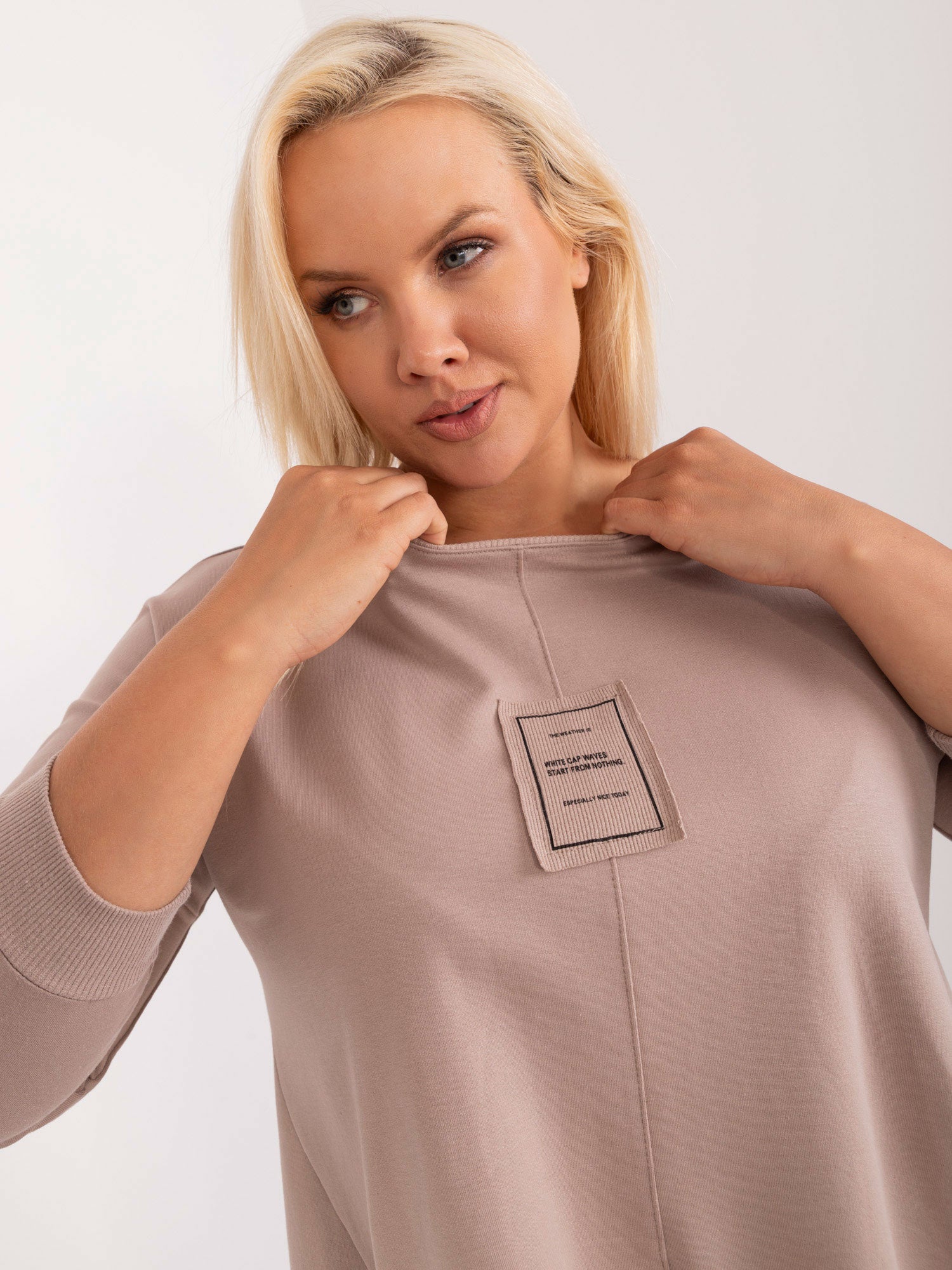 Ciemnobeżowa bluzka plus size z naszywką