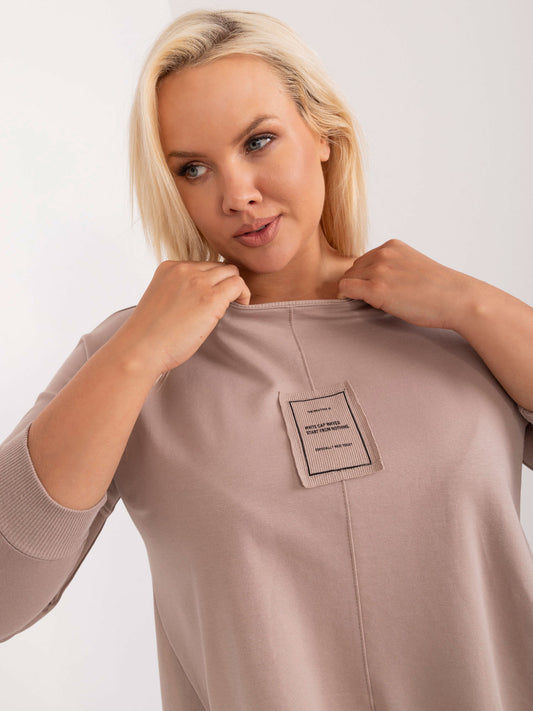 Ciemnobeżowa bluzka plus size z naszywką