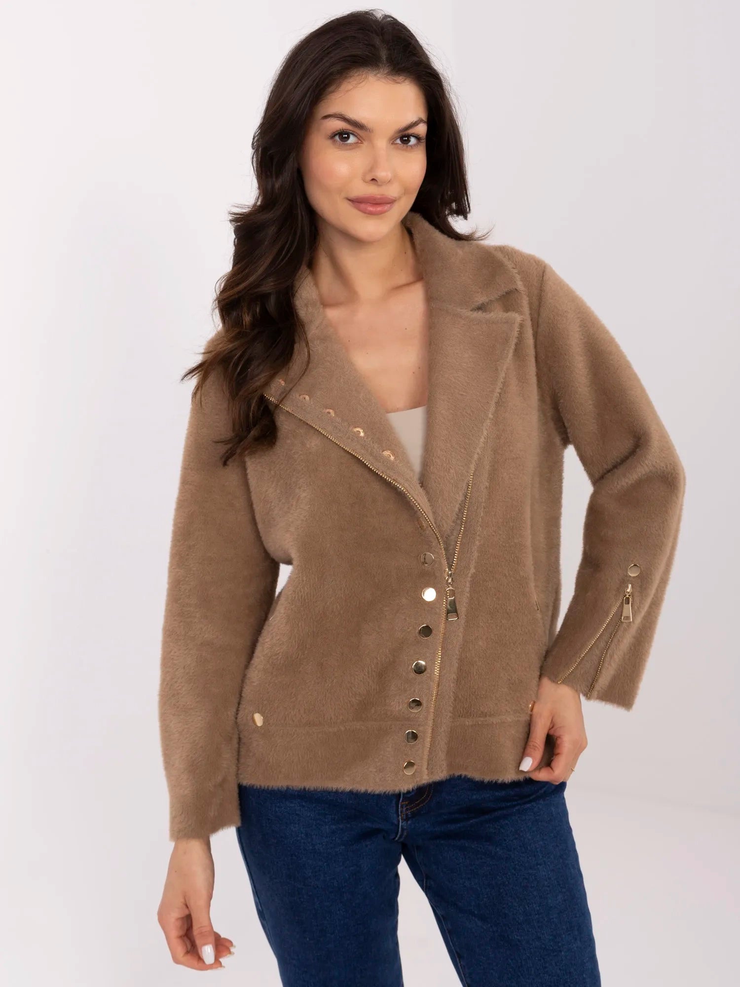Ciemnobeżowa kurtka alpaka z zapięciem na suwak