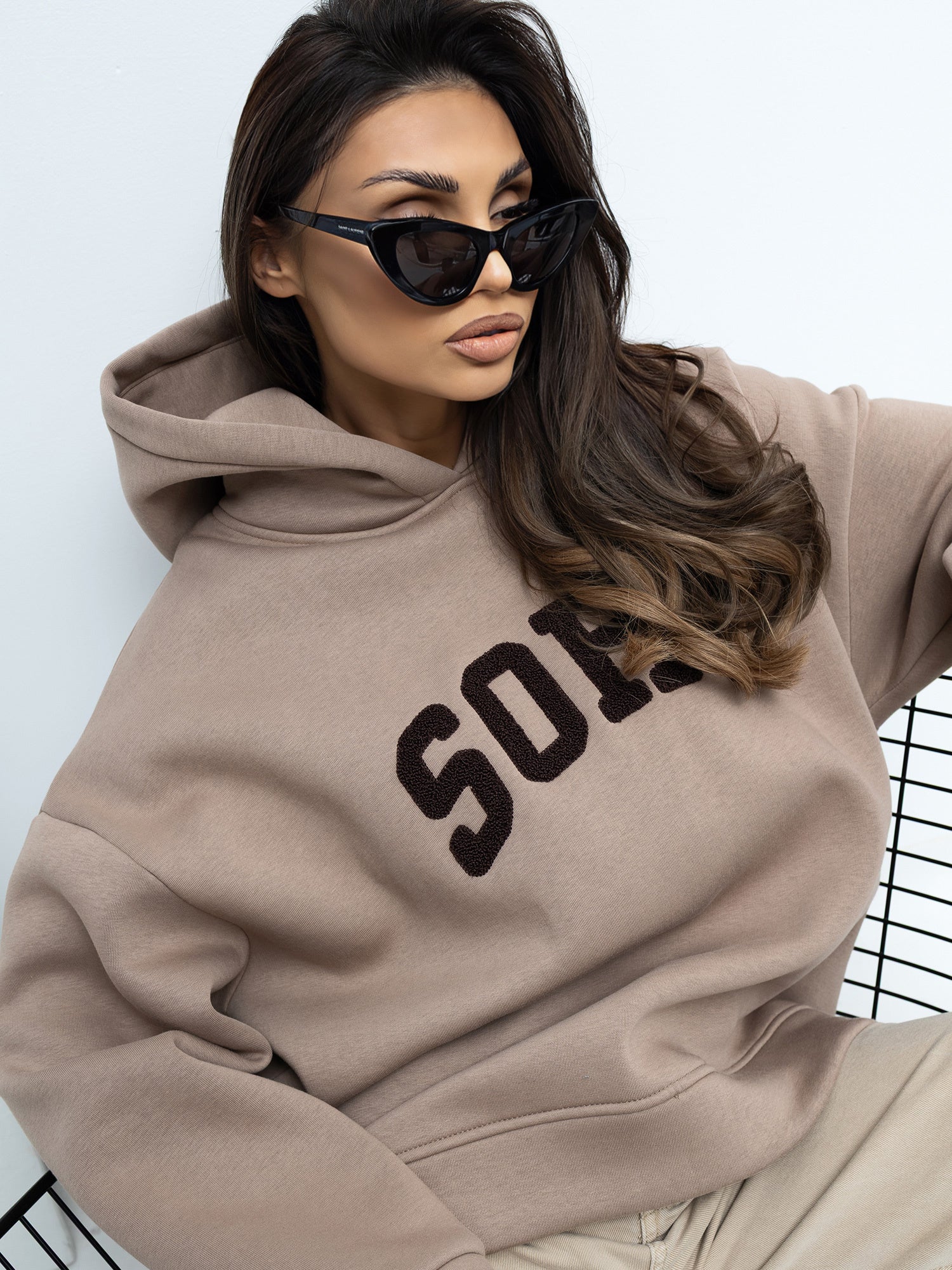RUE PARIS Ciemnobeżowa bluza oversize z ociepleniem
