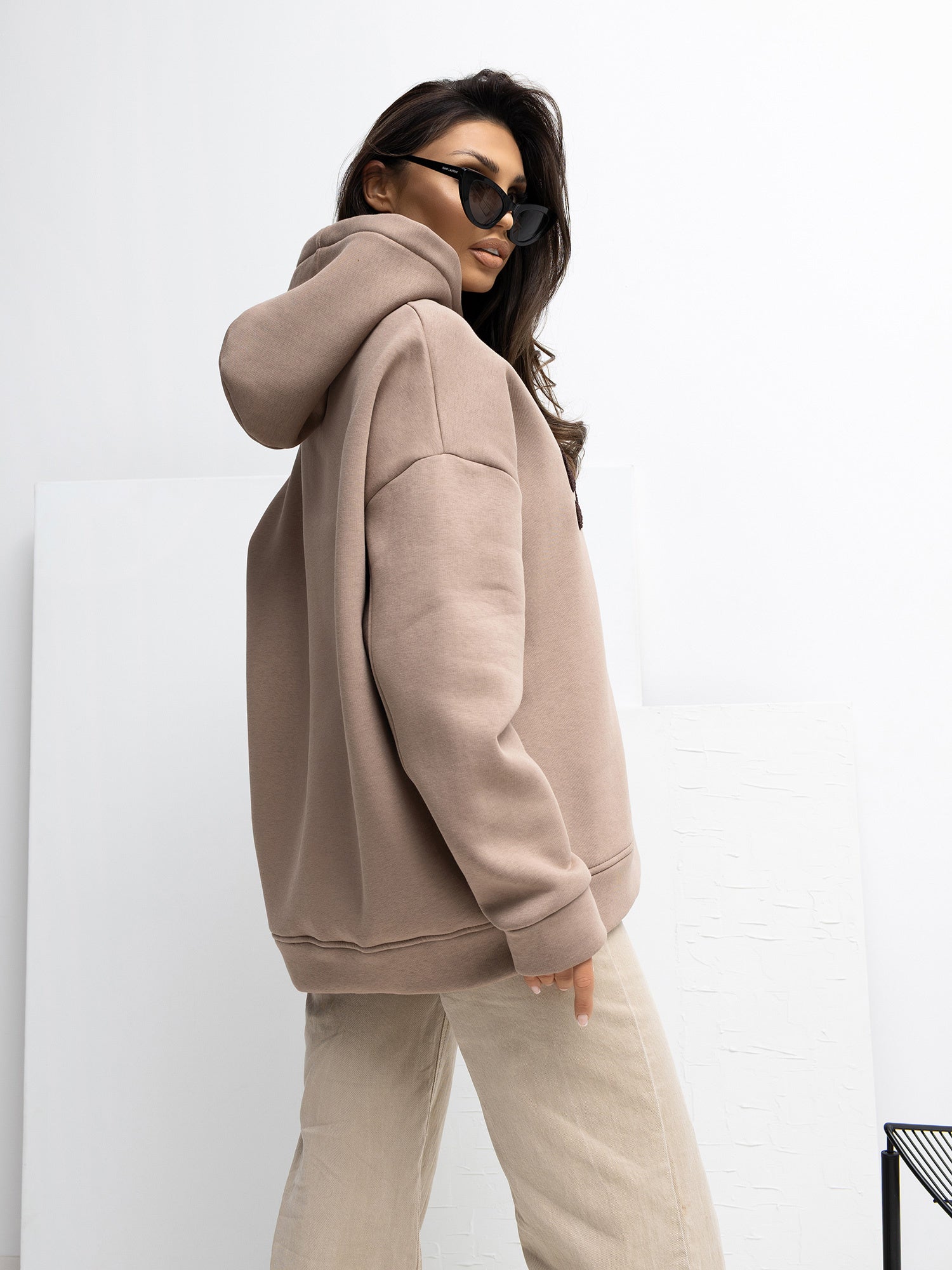 RUE PARIS Ciemnobeżowa bluza oversize z ociepleniem