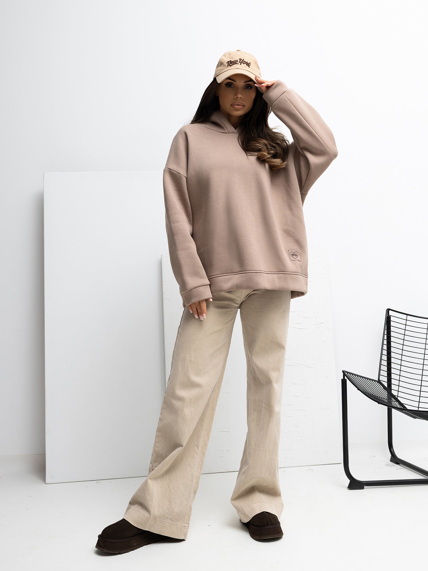RUE PARIS Ciemnobeżowa bluza basic z naszywką