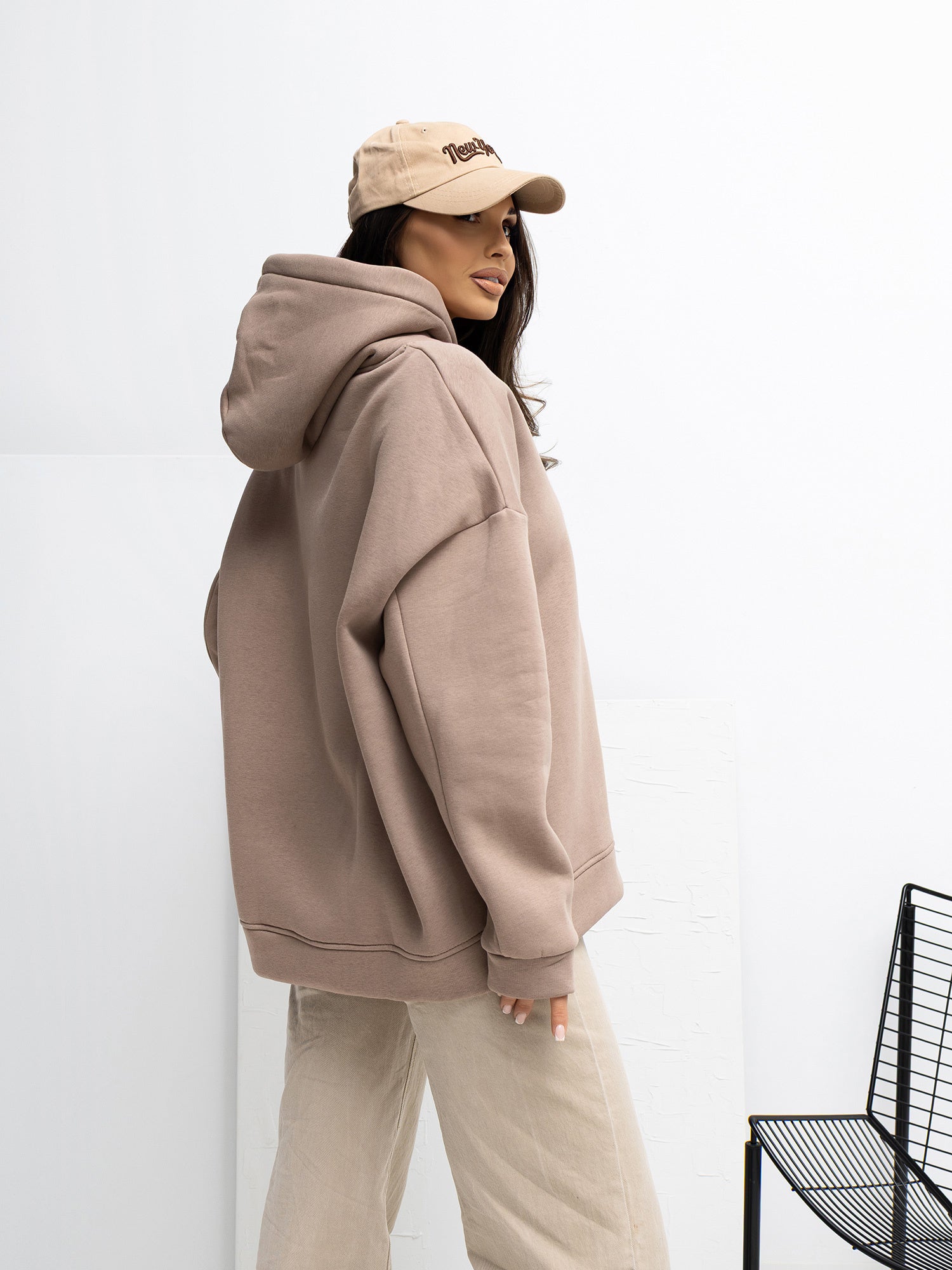 RUE PARIS Ciemnobeżowa bluza basic z naszywką