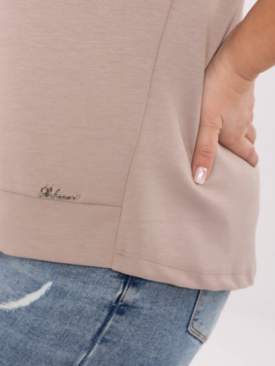Ciemnobeżowa bluzka plus size z dekolem w serek