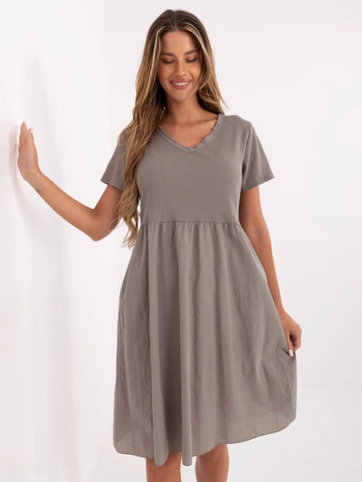 Ciemnobeżowa letnia sukienka z kieszeniami