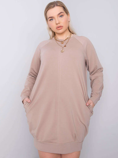 Ciemnobeżowa sukienka plus size z długim rękawem