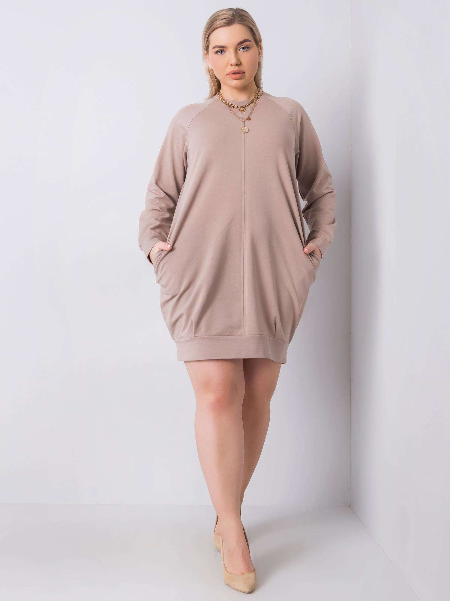 Ciemnobeżowa sukienka plus size z długim rękawem
