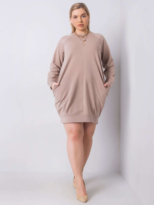 Ciemnobeżowa sukienka plus size z długim rękawem
