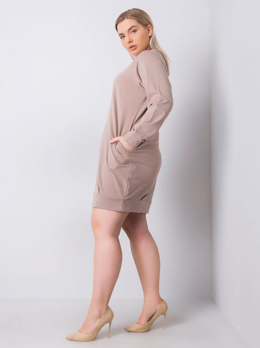 Ciemnobeżowa sukienka plus size z długim rękawem