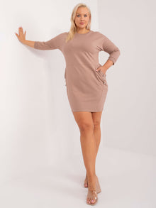 Ciemnobeżowa sukienka plus size z kieszeniami