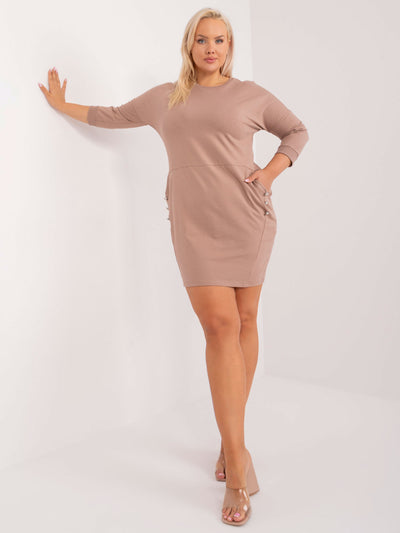 Ciemnobeżowa sukienka plus size z kieszeniami