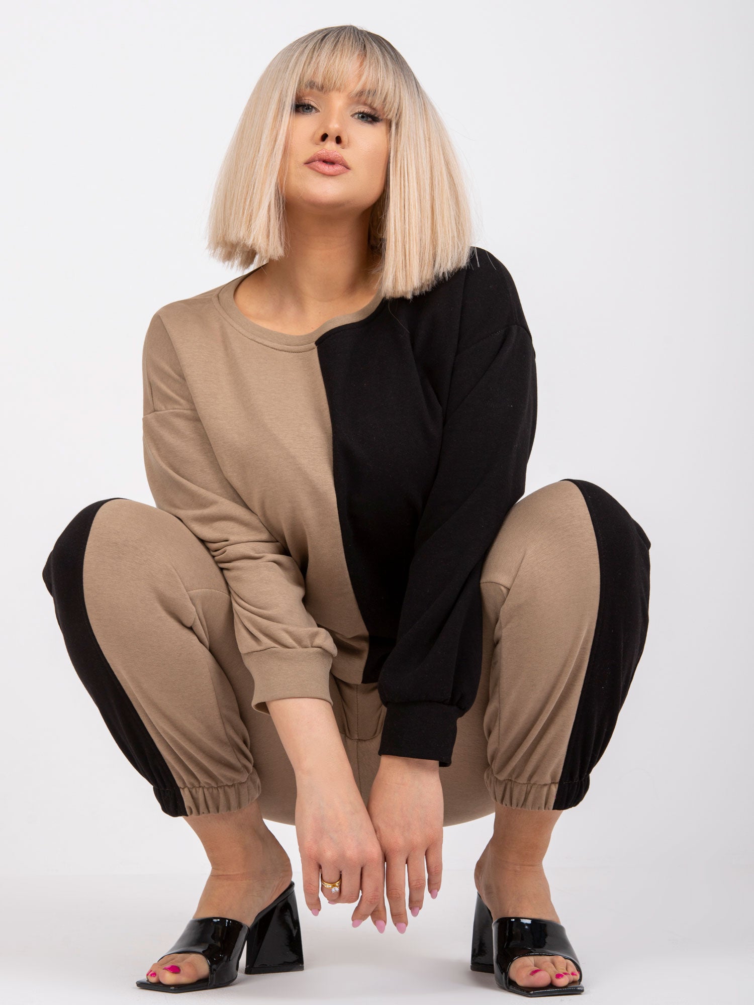 Ciemnobeżowo-czarny damski komplet dresowy plus size