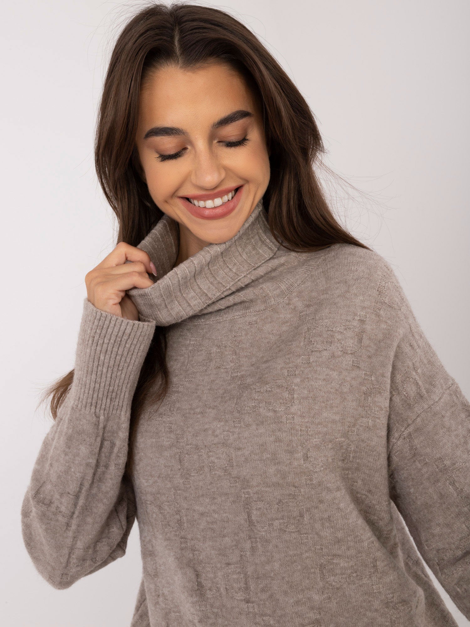 Ciemnobeżowy sweter golf ze ściągaczami