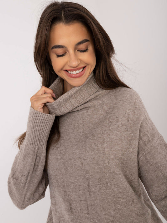 Ciemnobeżowy sweter golf ze ściągaczami