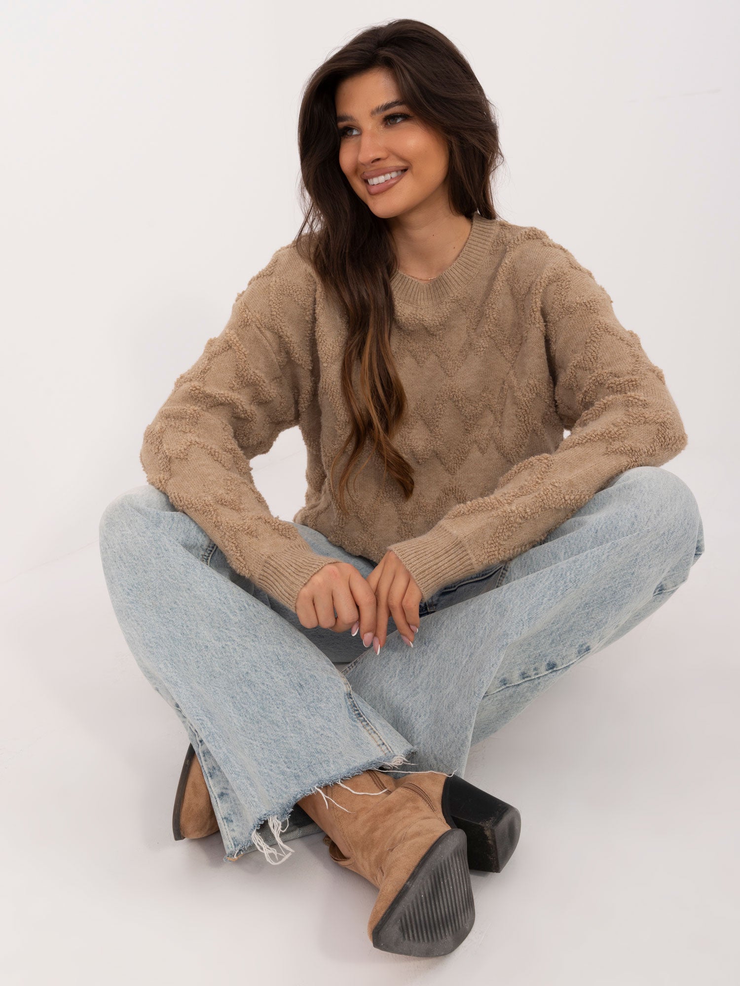 Ciemnobeżowy sweter oversize z okrągłym dekoltem