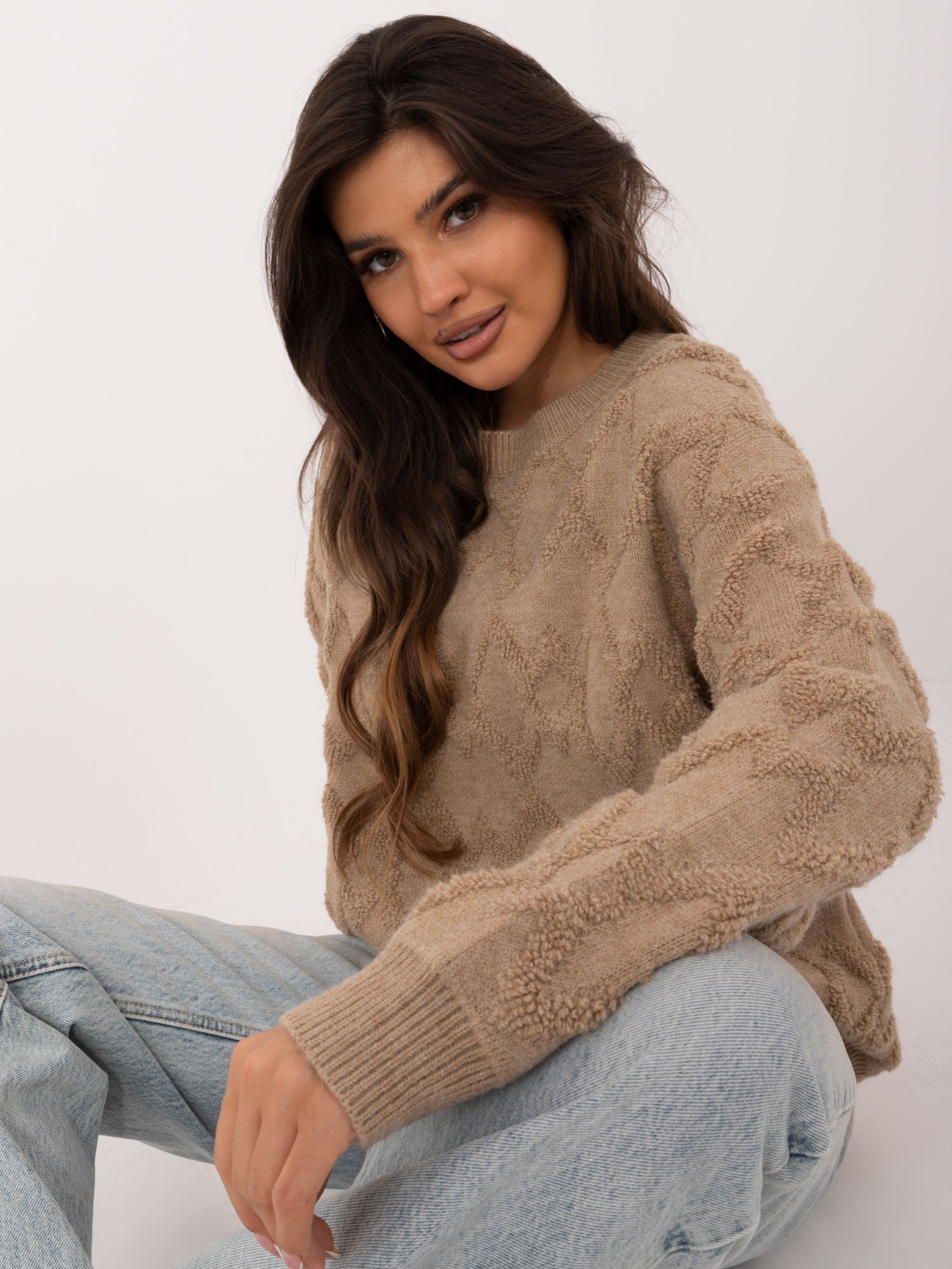 Ciemnobeżowy sweter oversize z okrągłym dekoltem