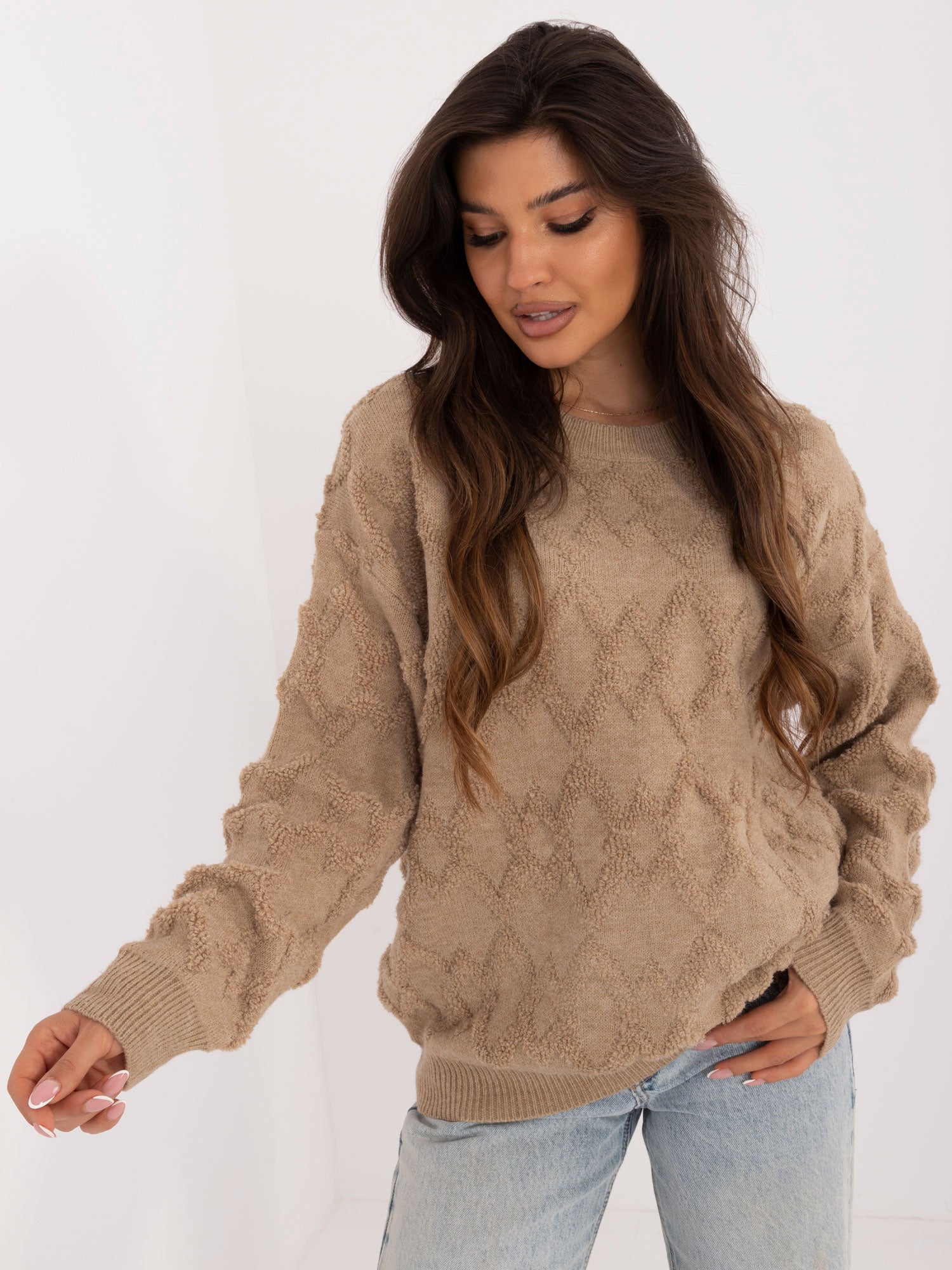 Ciemnobeżowy sweter oversize z okrągłym dekoltem
