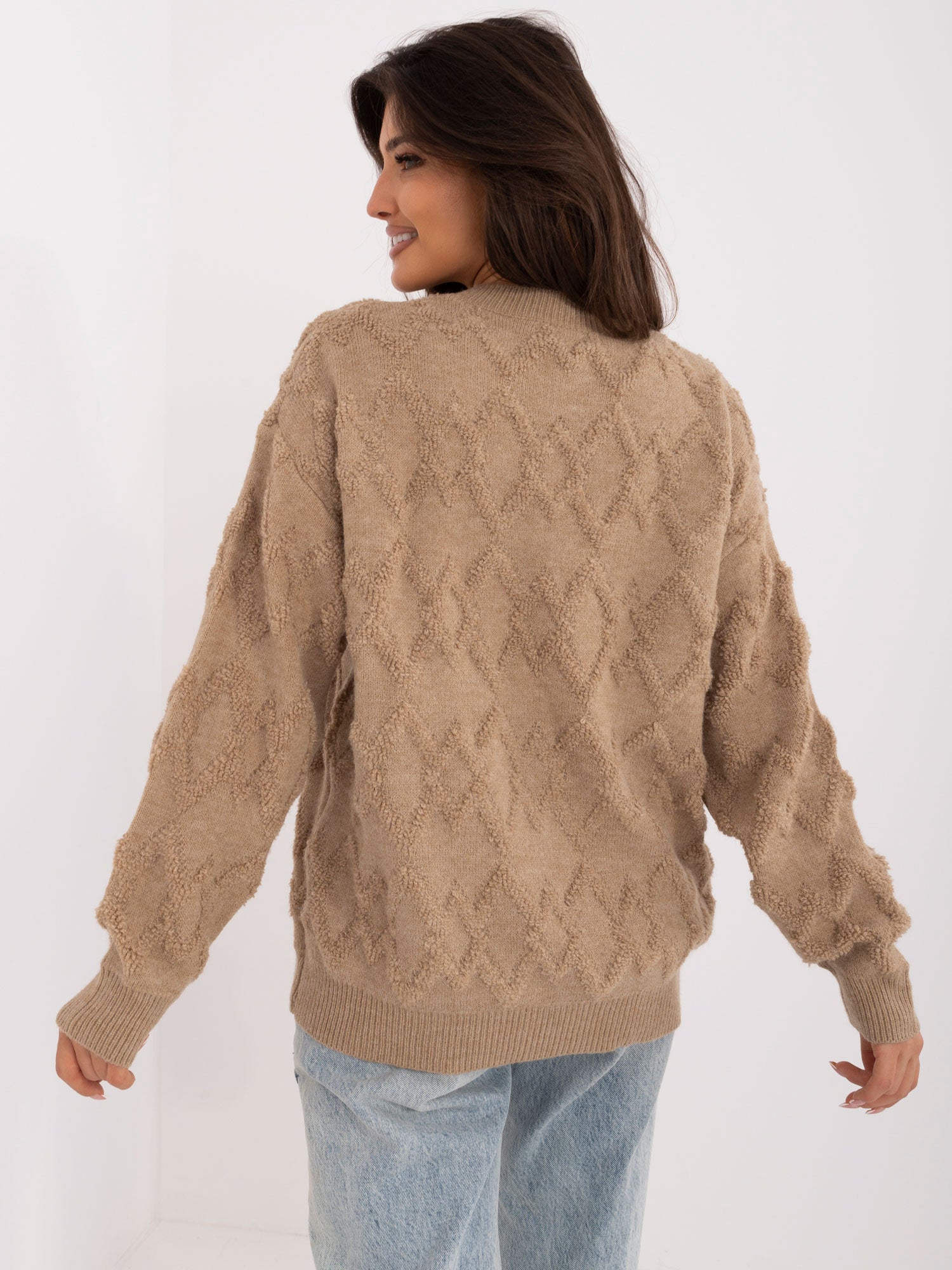 Ciemnobeżowy sweter oversize z okrągłym dekoltem