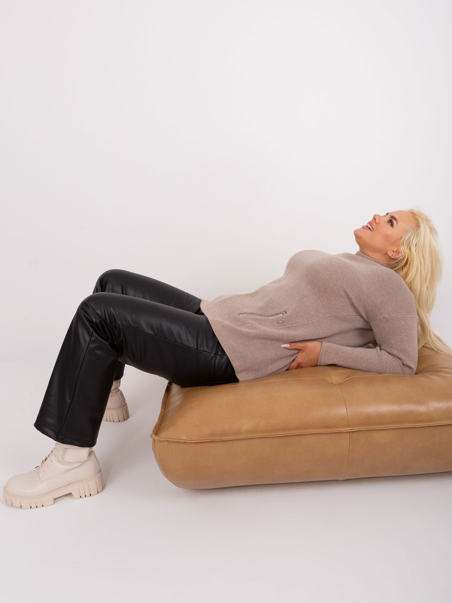Ciemnobeżowy damski sweter plus size z półgolfem