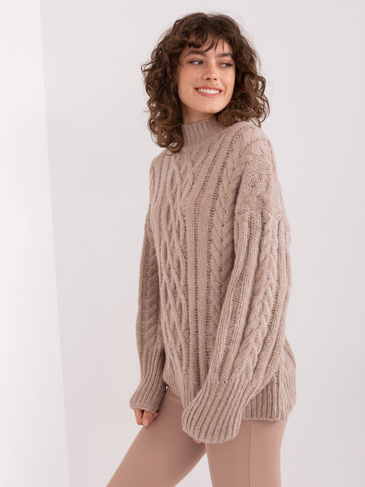 Ciemnobeżowy sweter z warkoczami o luźnym kroju