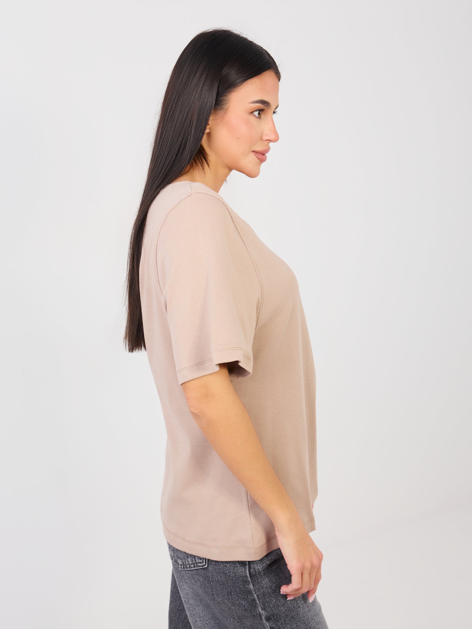 RUE PARIS Ciemnobeżowy t-shirt basic z ozdobnymi szwami