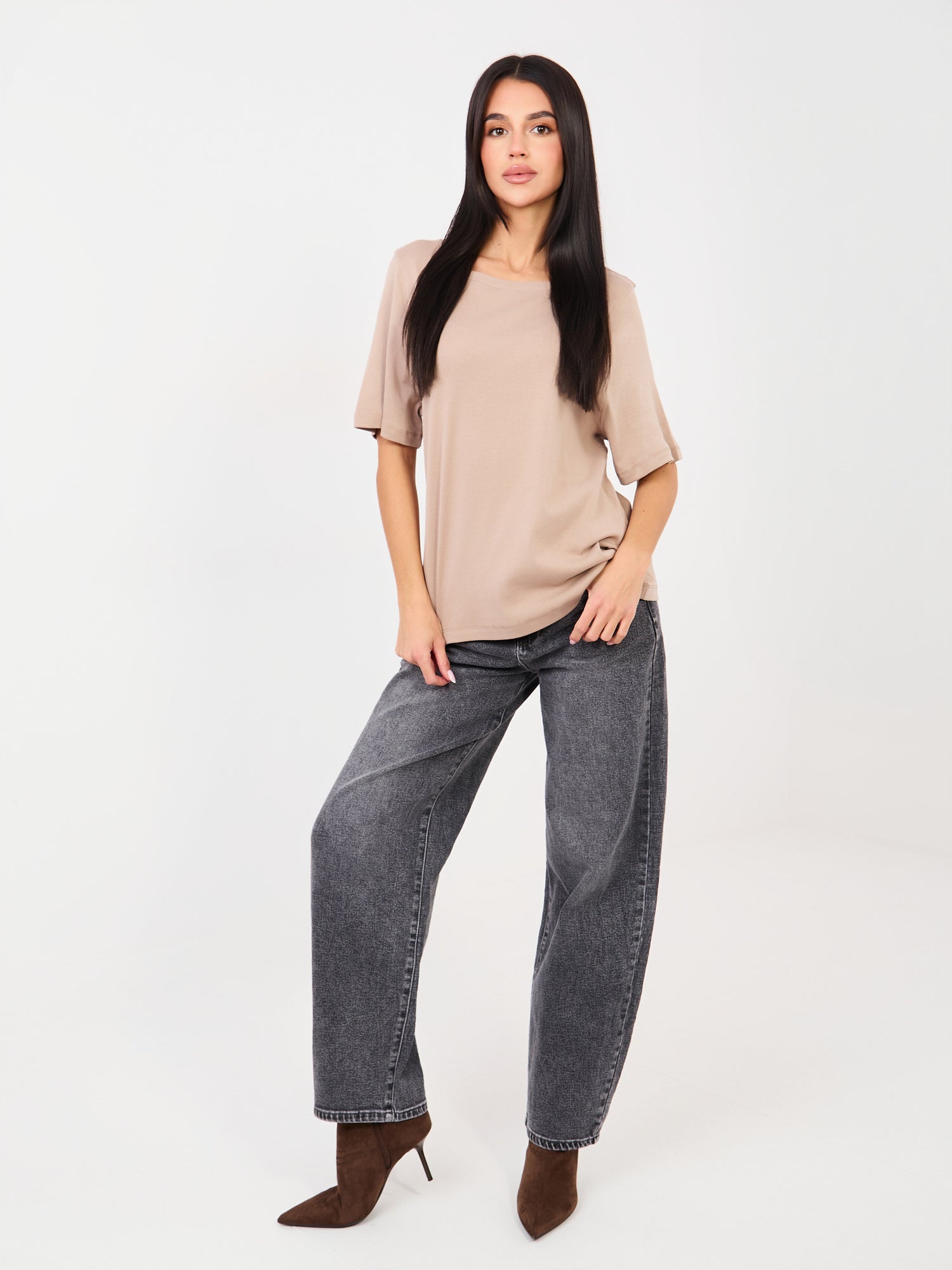 RUE PARIS Ciemnobeżowy t-shirt basic z ozdobnymi szwami