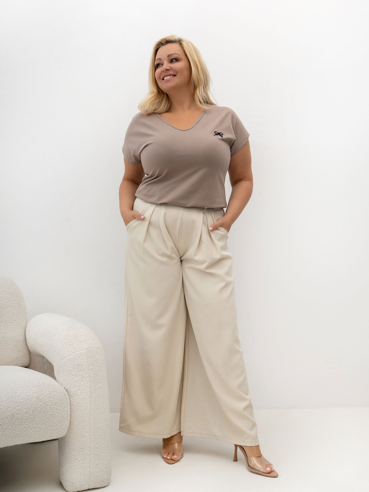 Ciemnobeżowy damski t-shirt plus size z motywem kokardki