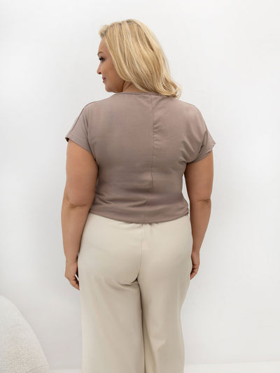 Ciemnobeżowy damski t-shirt plus size z motywem kokardki