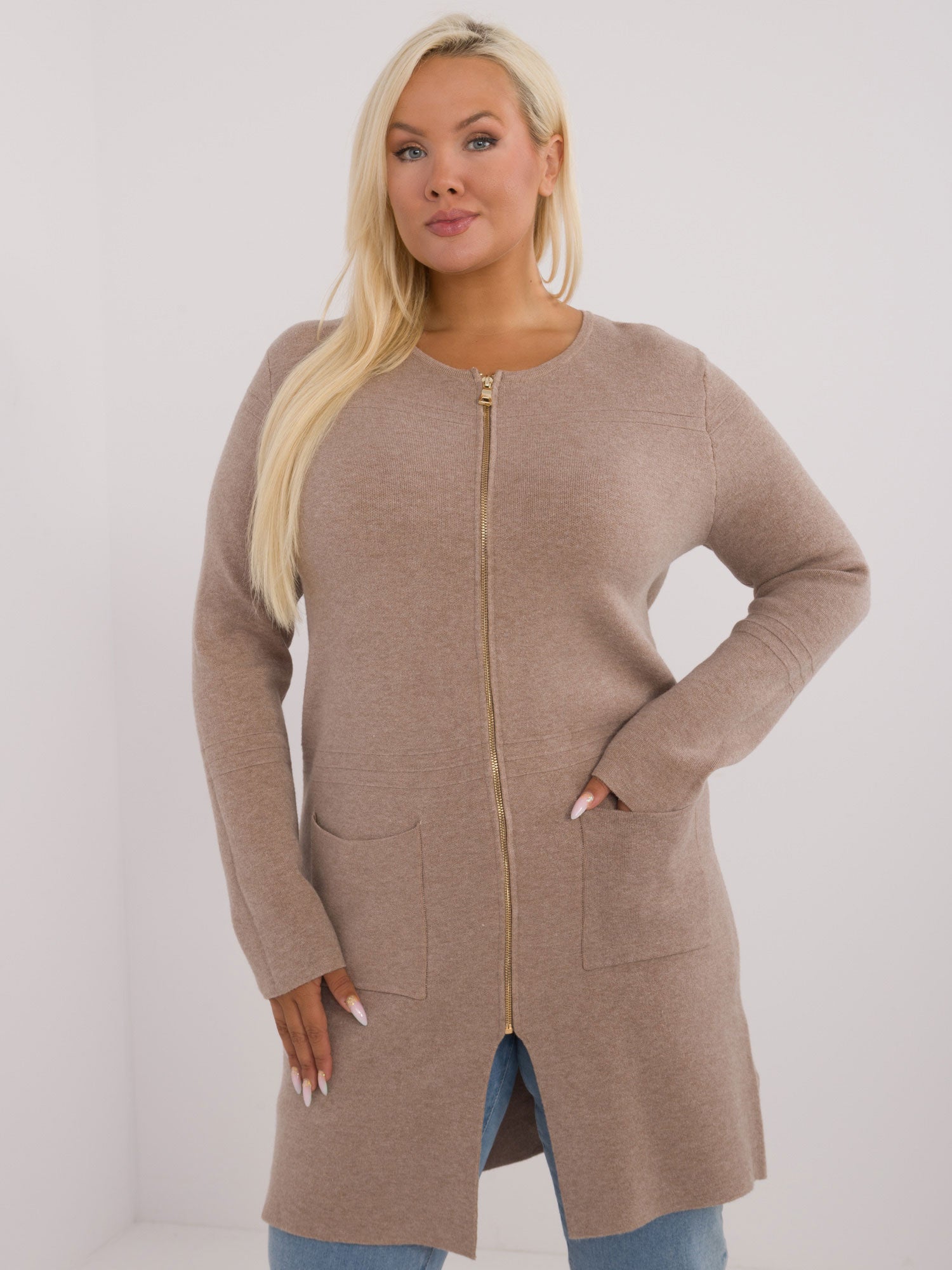 Ciemnobeżowy sweter plus size z kieszeniami