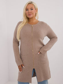 Ciemnobeżowy sweter plus size z kieszeniami