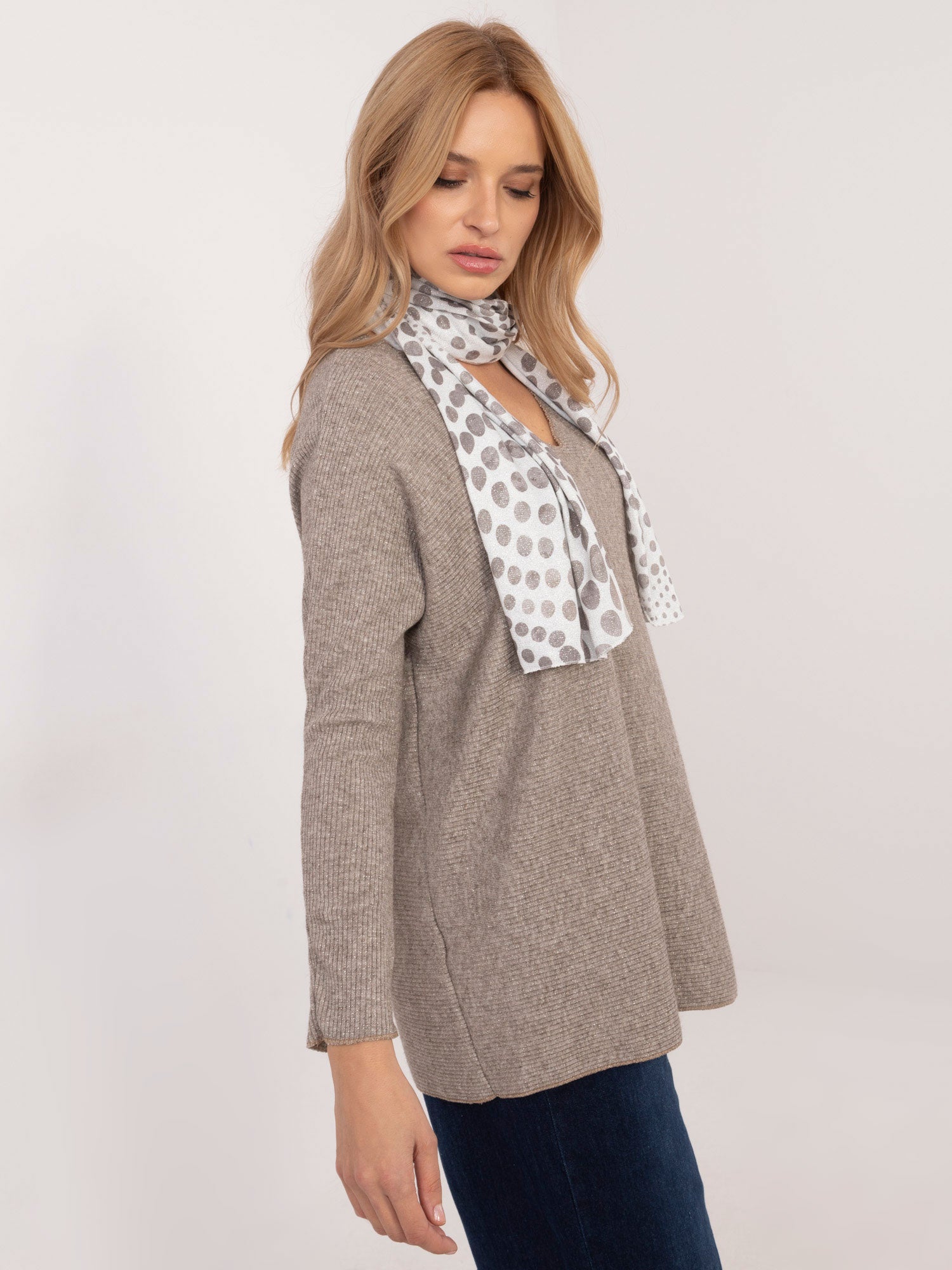 Ciemnobeżowy sweter oversize z apaszką