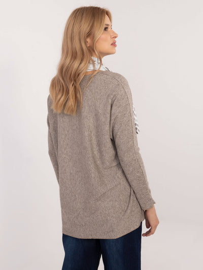 Ciemnobeżowy sweter oversize z apaszką