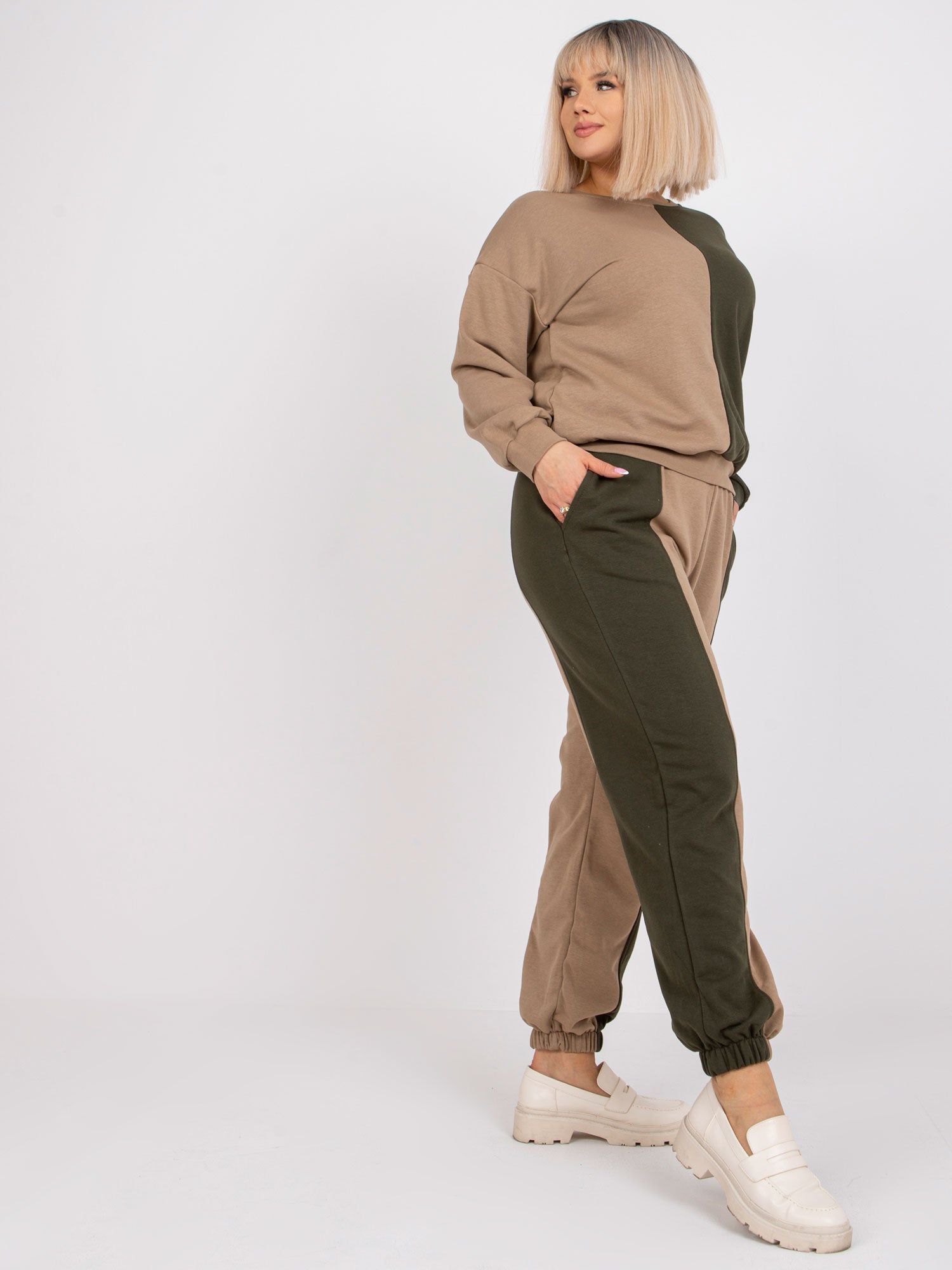 Ciemnobeżowy-khaki damski komplet dresowy plus size