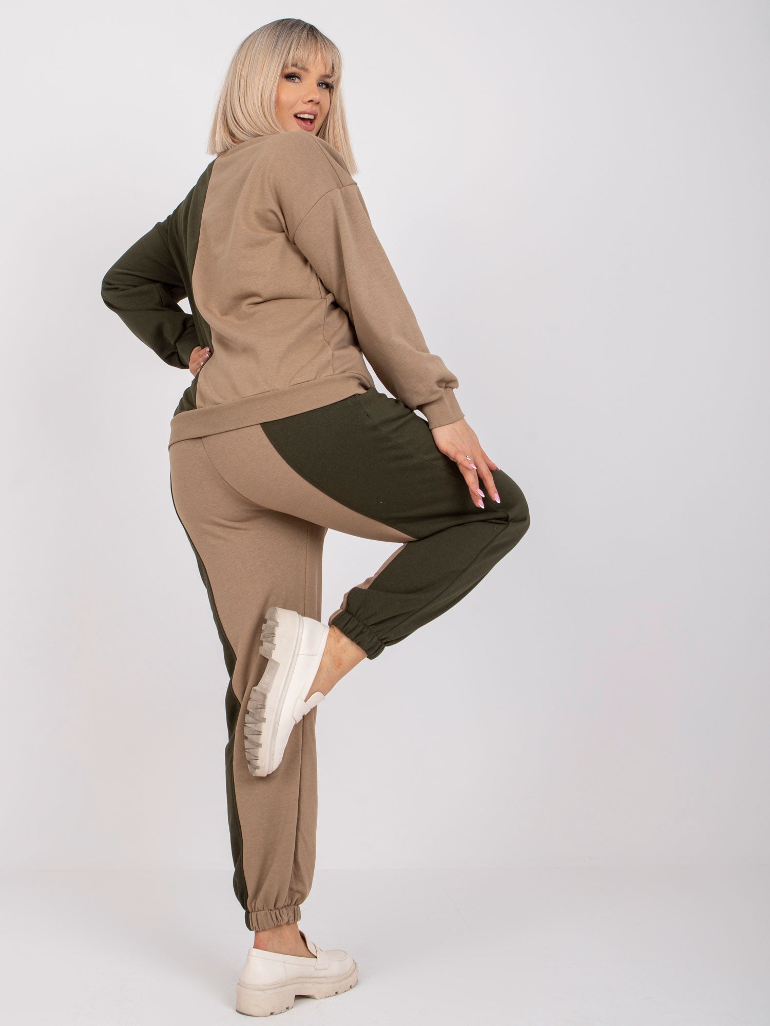 Ciemnobeżowy-khaki damski komplet dresowy plus size