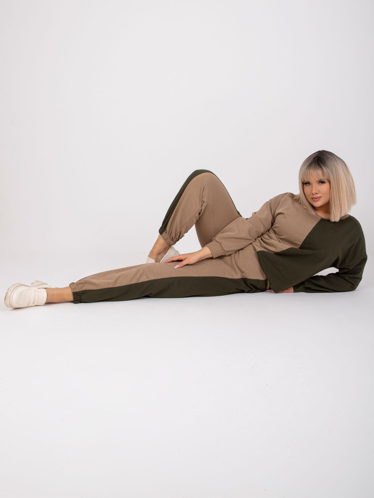 Ciemnobeżowy-khaki damski komplet dresowy plus size