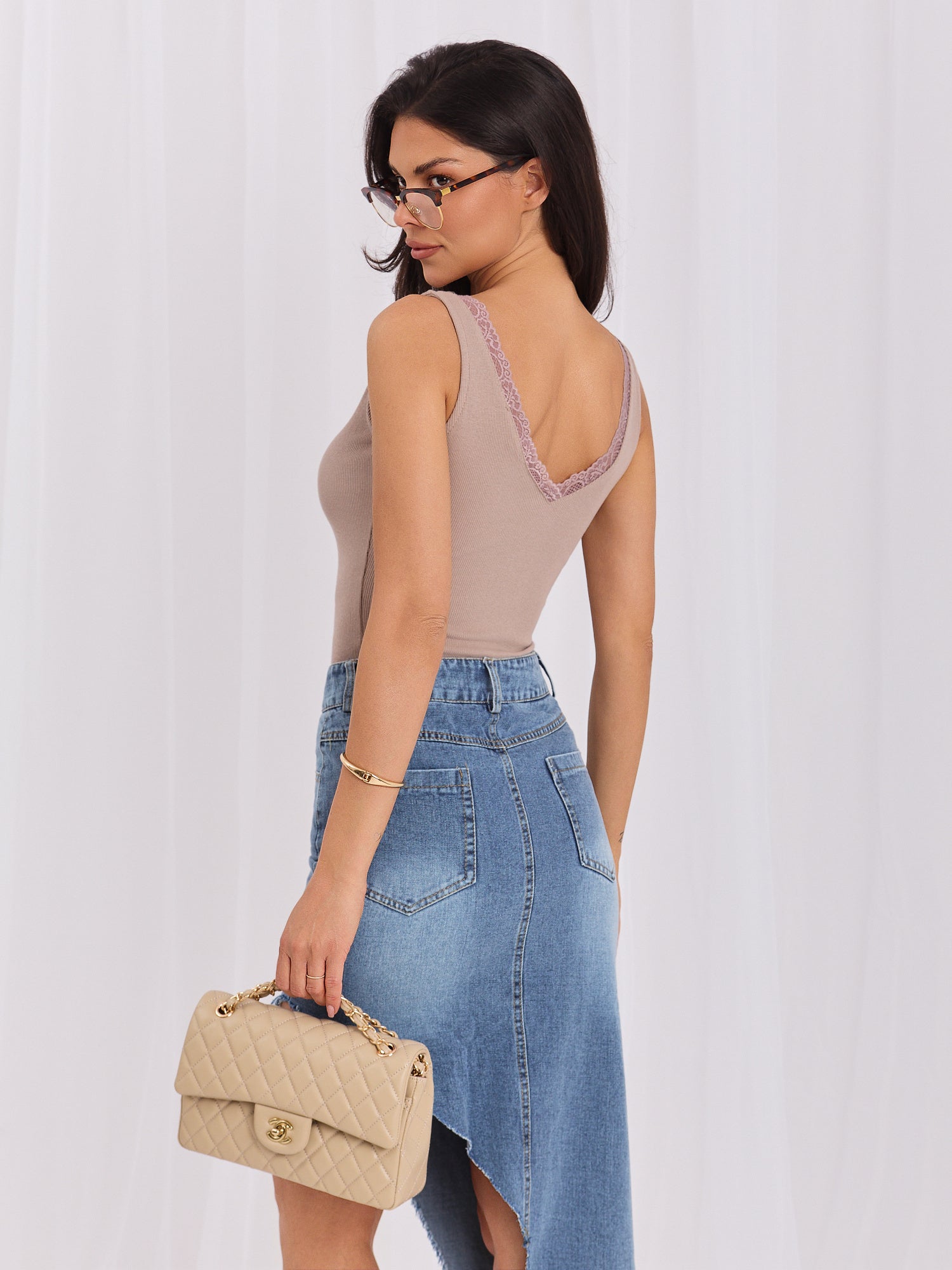 RUE PARIS Ciemnobeżowy prążkowany top basic z bawełny