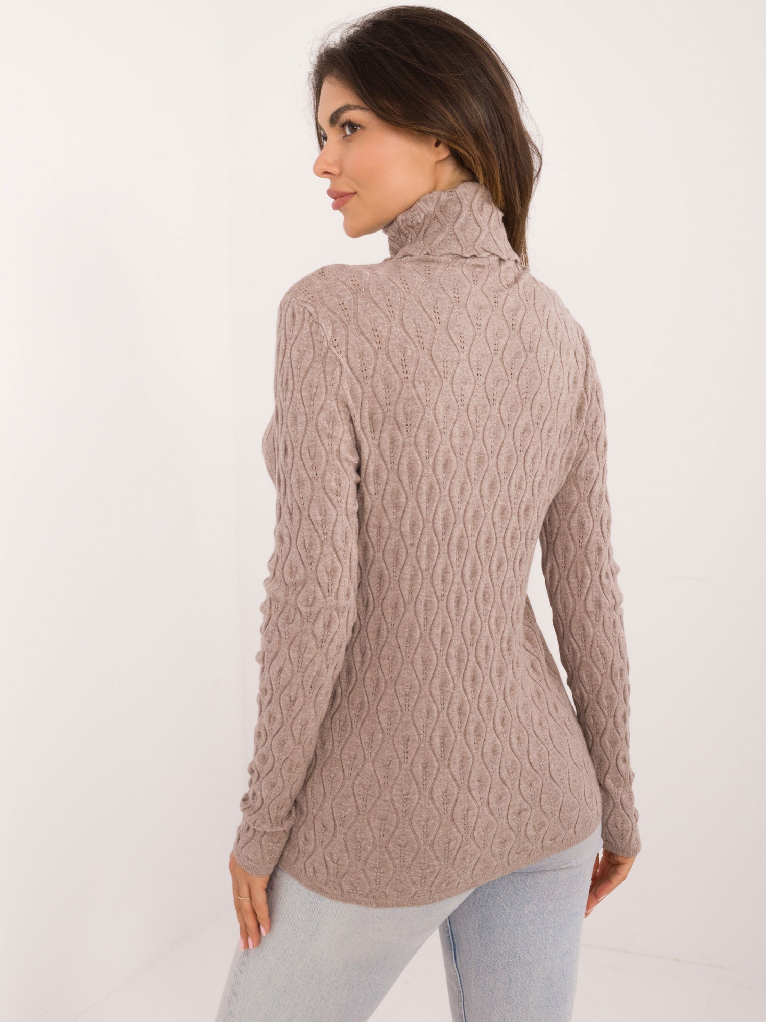 Ciemnobeżowy damski sweter golf w ażurowy wzór