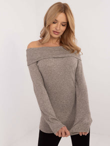 Ciemnobeżowy sweter hiszpanka z błyszczącą nitką