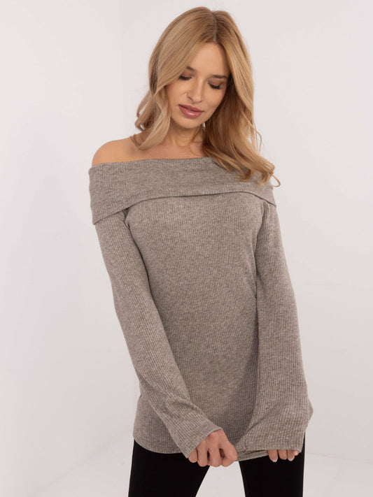 Ciemnobeżowy sweter hiszpanka z błyszczącą nitką