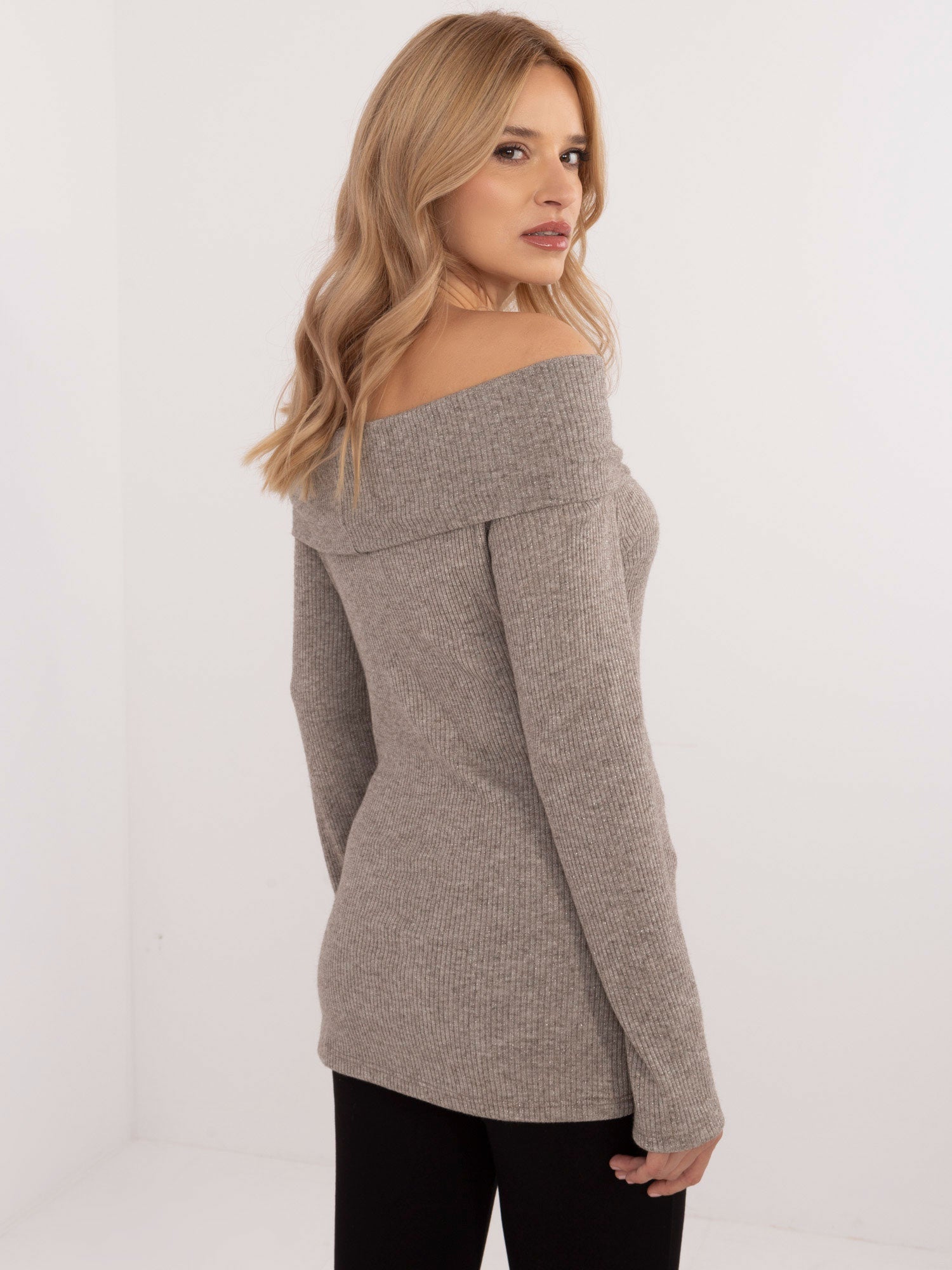 Ciemnobeżowy sweter hiszpanka z błyszczącą nitką
